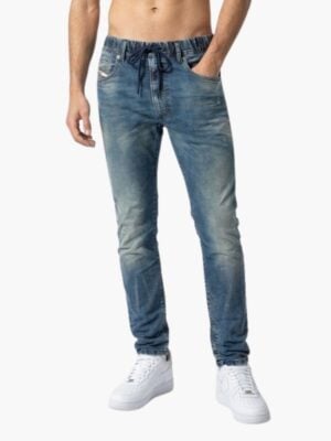 ג'ינס דיזל ג'וג דגם Krooley בשטיפה כחולה משופשפת עם שרוך קשירה במותן.