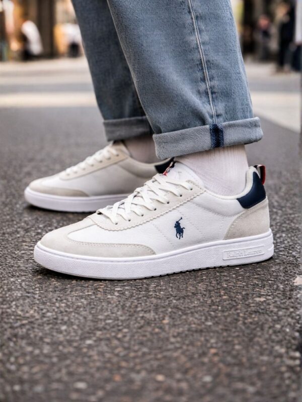 נעלי סניקרס Court לגברים בצבע לבן של המותג Polo Ralph Lauren במבט צד