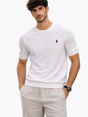חולצת סריג קצרה בצבע לבן חגיגי של המותג Polo Ralph Lauren, הכוללת לוגו פרש רקום בכחול כהה וסיומות ריב בשרוולים למראה אלגנטי.