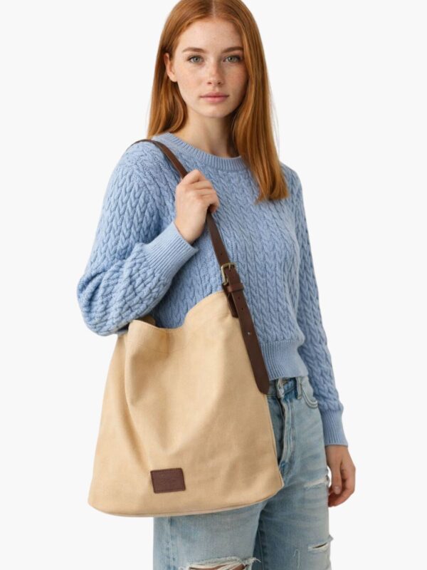 תיק צד Levi's Heritage Bucket שמנת – תיק שק מקנבס איכותי עם רצועת כתף מעור חומה מתכווננת ולוגו המותג