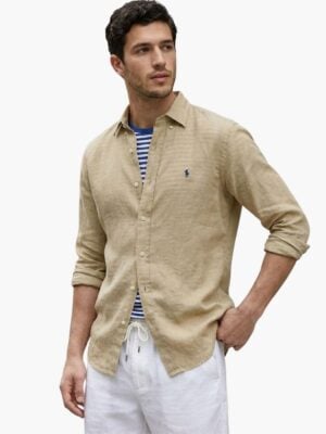 חולצת פשתן Ralph Lauren בז' – חולצה מכופתרת לגבר מבד פשתן איכותי ונושם בגוון בז' עם לוגו הפרש רקום בכחול