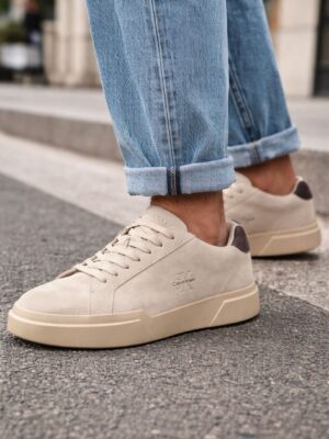 נעלי סניקרס קלווין קליין זמש בצבע בז' לגברים עם סוליה עבה ועיטור חום בעקב