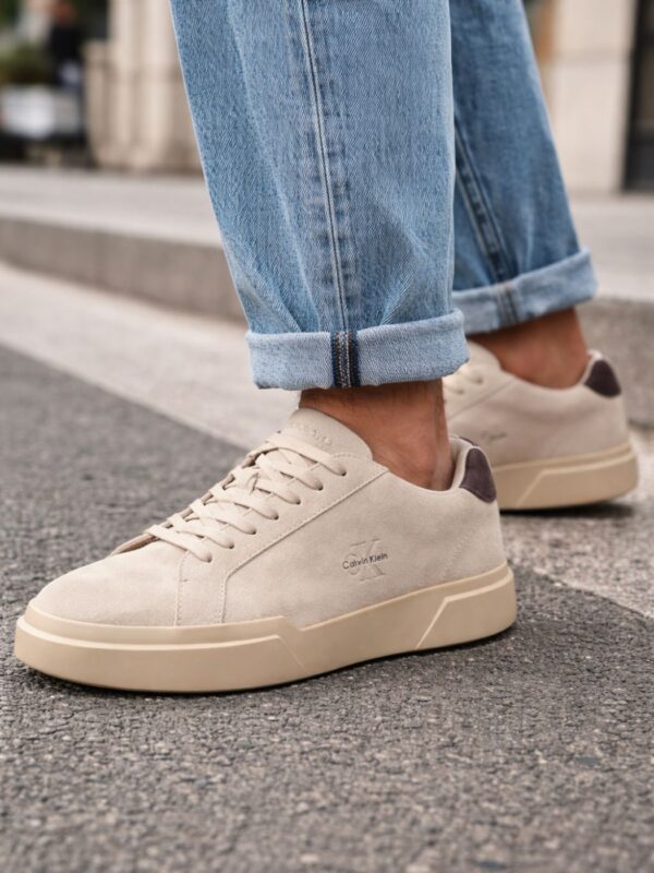 נעלי סניקרס קלווין קליין זמש בצבע בז' לגברים עם סוליה עבה ועיטור חום בעקב