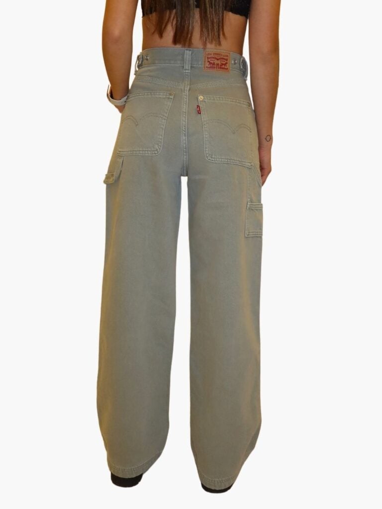 ג'ינס ליוויס לנשים דגם Cinch Baggy בגזרה רחבה בצבע אפרפר-ירקרק, עם רצועת הידוק אחורית וכיסי צד.