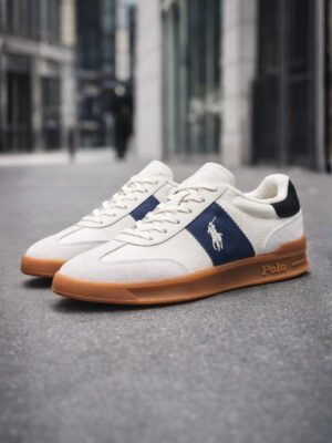 נעלי סניקרס Train 89 לגברים ונשים של Polo Ralph Lauren בצבע שמנת עם פס כחול וסיומת עקב שחורה