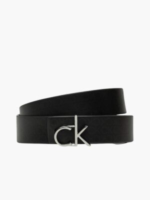 חגורת קלווין קליין (Calvin Klein) שחורה לגבר בעיצוב יוקרתי, עם טקסטורת לוגו מוטבעת לכל האורך ואבזם CK כסוף ומבריק בחזית.