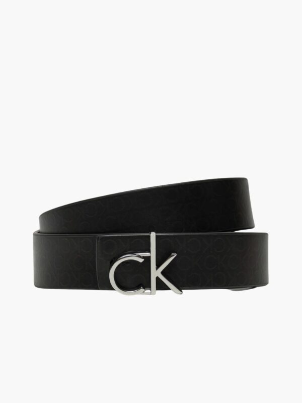 חגורת קלווין קליין (Calvin Klein) שחורה לגבר בעיצוב יוקרתי, עם טקסטורת לוגו מוטבעת לכל האורך ואבזם CK כסוף ומבריק בחזית.