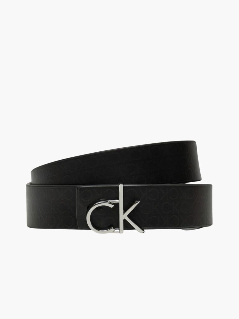 חגורת קלווין קליין (Calvin Klein) שחורה לגבר בעיצוב יוקרתי, עם טקסטורת לוגו מוטבעת לכל האורך ואבזם CK כסוף ומבריק בחזית.