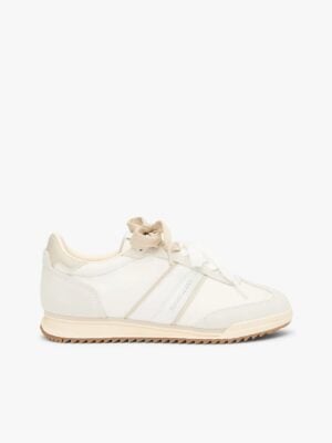 סניקרס טומי ג׳ינס מעור וזמש בגוון שמנת עם סוליית EVA משוננת ושרוכים עבים.