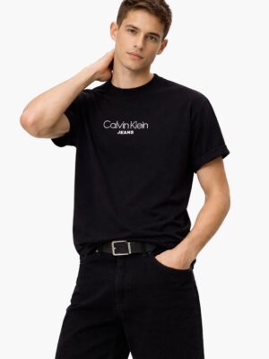 חולצת טי קלווין קליין ג'ינס לגברים בצבע שחור, לוגו כיתוב לבן במרכז החזה וצווארון עגול