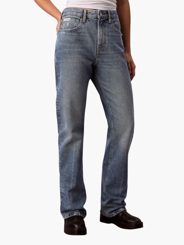 ג'ינס קלווין קליין לנשים בצבע כחול משופשף, גזרה ישרה בוטקאט (Bootcut) ומותן גבוה, מבט מלפנים