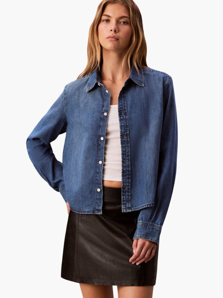 חולצת ג'ינס קלווין קליין לנשים בצבע כחול בינוני, גזרה מכופתרת נקייה ללא כיסים, שרוול ארוך