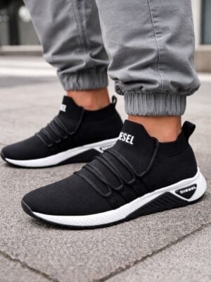 נעלי סניקרס דיזל לגברים בצבע שחור דגם סריג גרב עם סוליה לבנה ולוגו