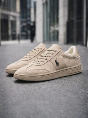 נעלי סניקרס זמש בז' לגברים ונשים של Polo Ralph Lauren עם לוגו פוני שחור