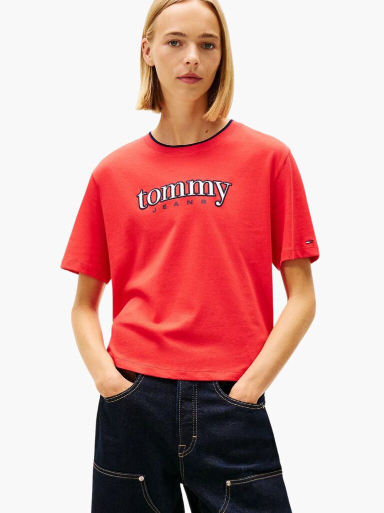 חולצת טי טומי ג'ינס אדומה לנשים, לוגו מותג בסגנון קולג' ופס כחול בצווארון