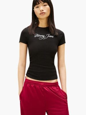חולצת טי טומי ג'ינס ריב לנשים בצבע שחור גזרת קרופ צמודה עם לוגו כיתוב לבן Tommy Jeans בחזית