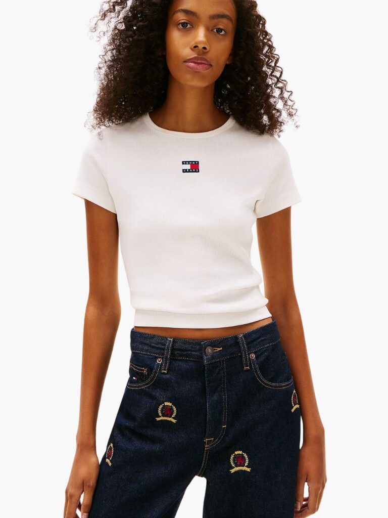 חולצת טי טומי ג'ינס ריב לנשים בצבע לבן, גזרת קרופ צמודה עם פאץ' לוגו דגל קטן במרכז החזה