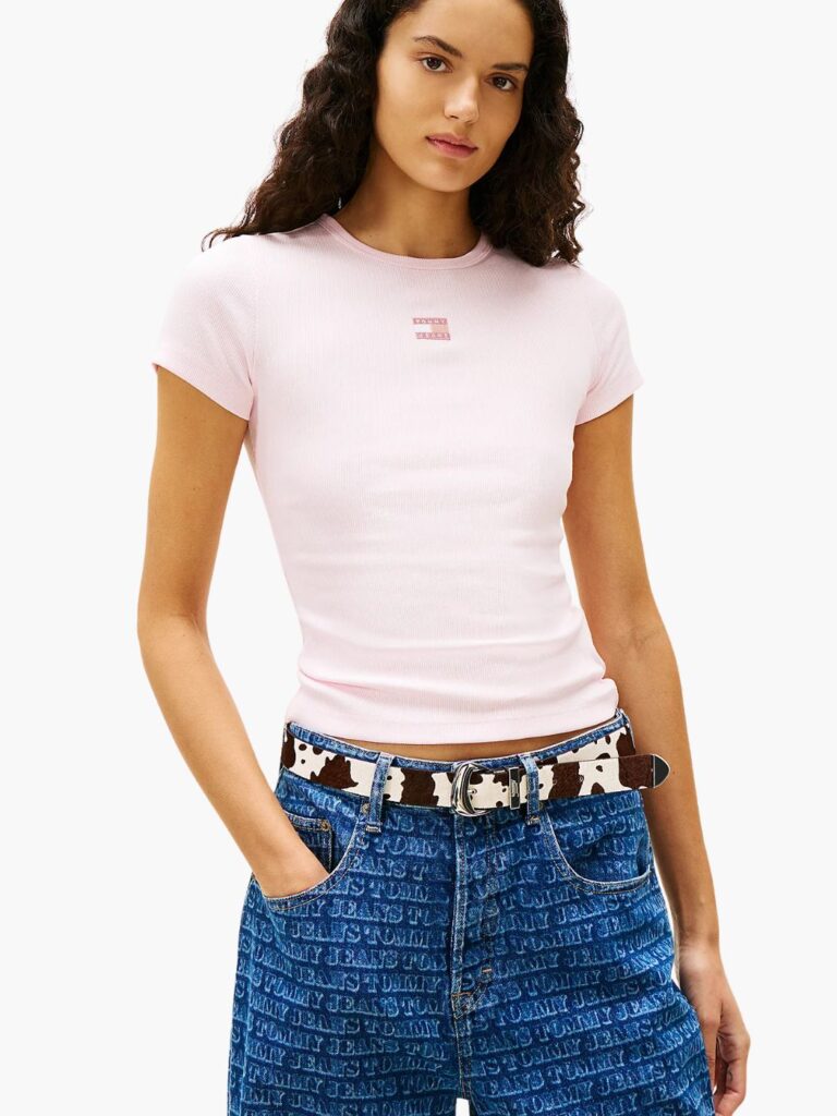 חולצת טי טומי ג'ינס ריב לנשים בצבע ורוד בייבי, גזרת קרופ עם פאץ' לוגו דגל בגווני ורוד במרכז החזה
