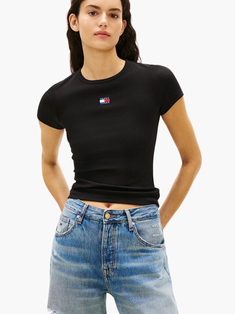 חולצת טי טומי ג'ינס ריב לנשים בצבע שחור, גזרת קרופ צמודה עם פאץ' לוגו דגל קטן וצבעוני במרכז החזה