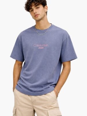 חולצת טי קלווין קליין ג'ינס לגברים בצבע אפור פחם עם לוגו ורוד בחזה