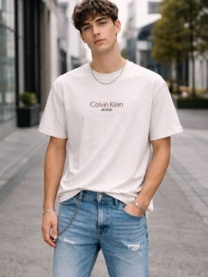 חולצת טי-שירט לגברים של קלווין קליין בצבע בז' בהיר עם לוגו חום במרכז