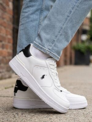 נעלי פולו ראלף לורן לבנות עם לוגו שחור ועקב שחור