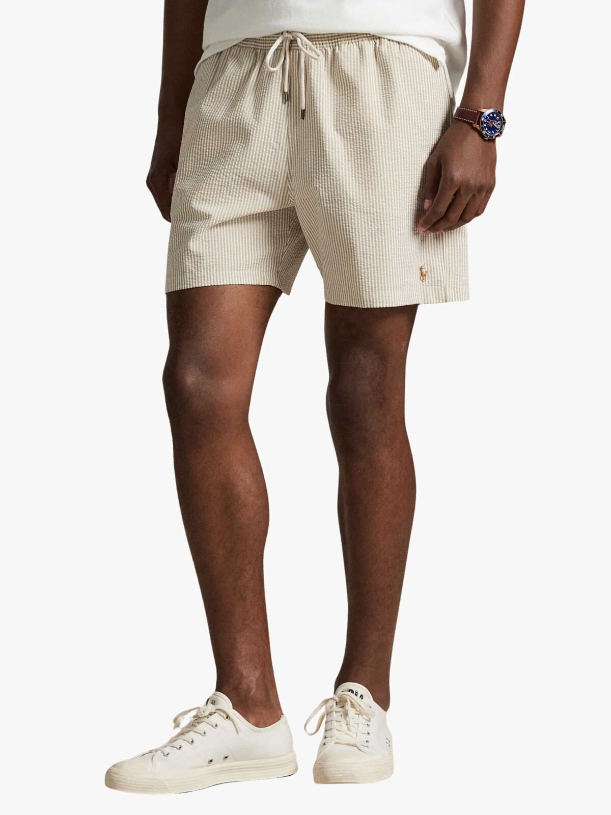 בגד ים יוקרתי לגבר מבית Polo Ralph Lauren בעיצוב פסים בצבעי בז' ולבן, עשוי בד סירסאקר (מכווץ) איכותי עם לוגו הפרש הצבעוני רקום ברגל.