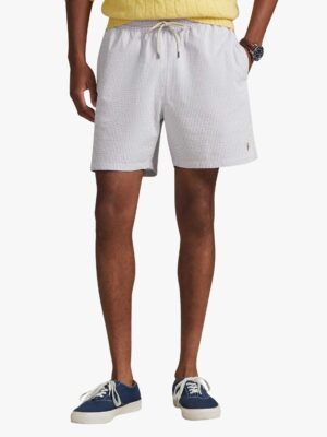 מכנס בגד ים יוקרתי לגבר מבית Polo Ralph Lauren בעיצוב פסים בצבעי סגול עדין ולבן, עשוי בד סירסאקר (מכווץ) עם לוגו הפרש הצבעוני.