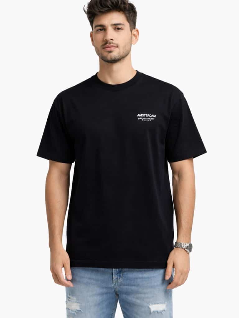 חולצת טי שירט שחורה לגברים מבית המותג באלר (BALR), עם כיתוב AMSTERDAM מינימליסטי בחזית ולוגו BB גדול במראה מרוסס בגב.