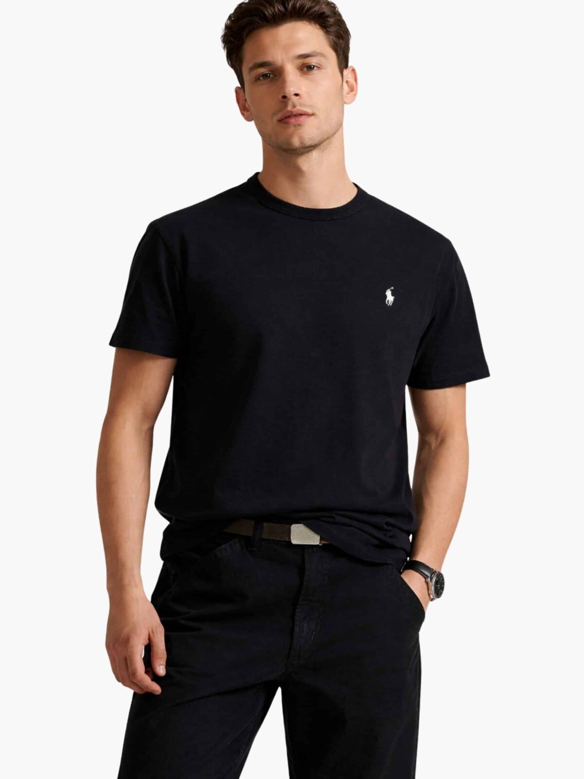 חולצת טי שירט שחורה לגבר מבית Polo Ralph Lauren, עשויה מבד כותנה עבה ואיכותי עם רקמת לוגו הפרש בלבן בחזית.