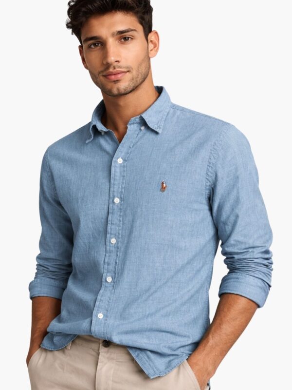 חולצת ג׳ינס בהיר מכופתרת של פולו ראלף לורן עם לוגו רקום צבעוני.