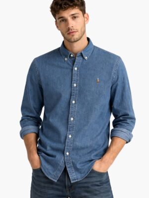 חולצת ג׳ינס כחולה כהה מכופתרת של פולו ראלף לורן עם לוגו הפוני הצבעוני.