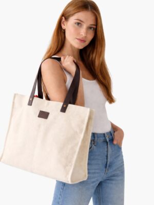 תיק צד Levi's Heritage שמנת – תיק טוט (Tote) מקנבס איכותי עם ידיות חומות ולוגו המותג בחזית