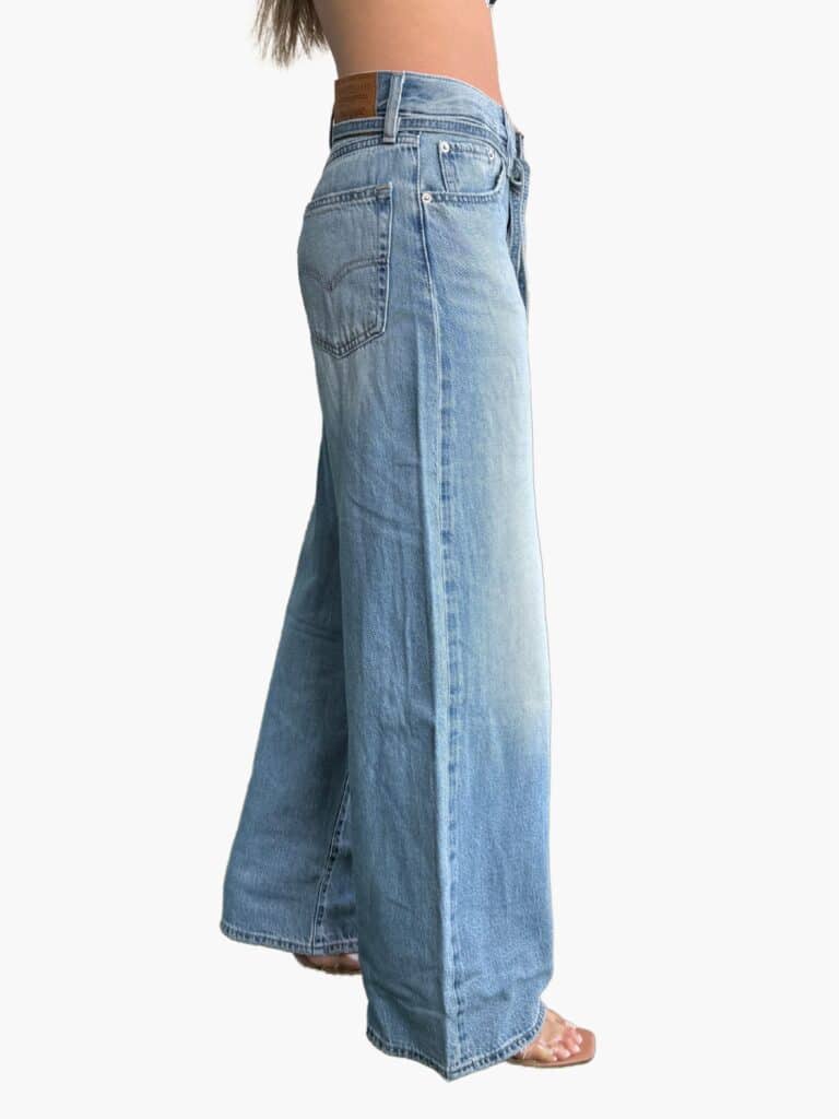 ג'ינס ליווייס Levi's לנשים בגזרה רחבה, בצבע כחול בהיר עם חגורת קשירה במותן למראה