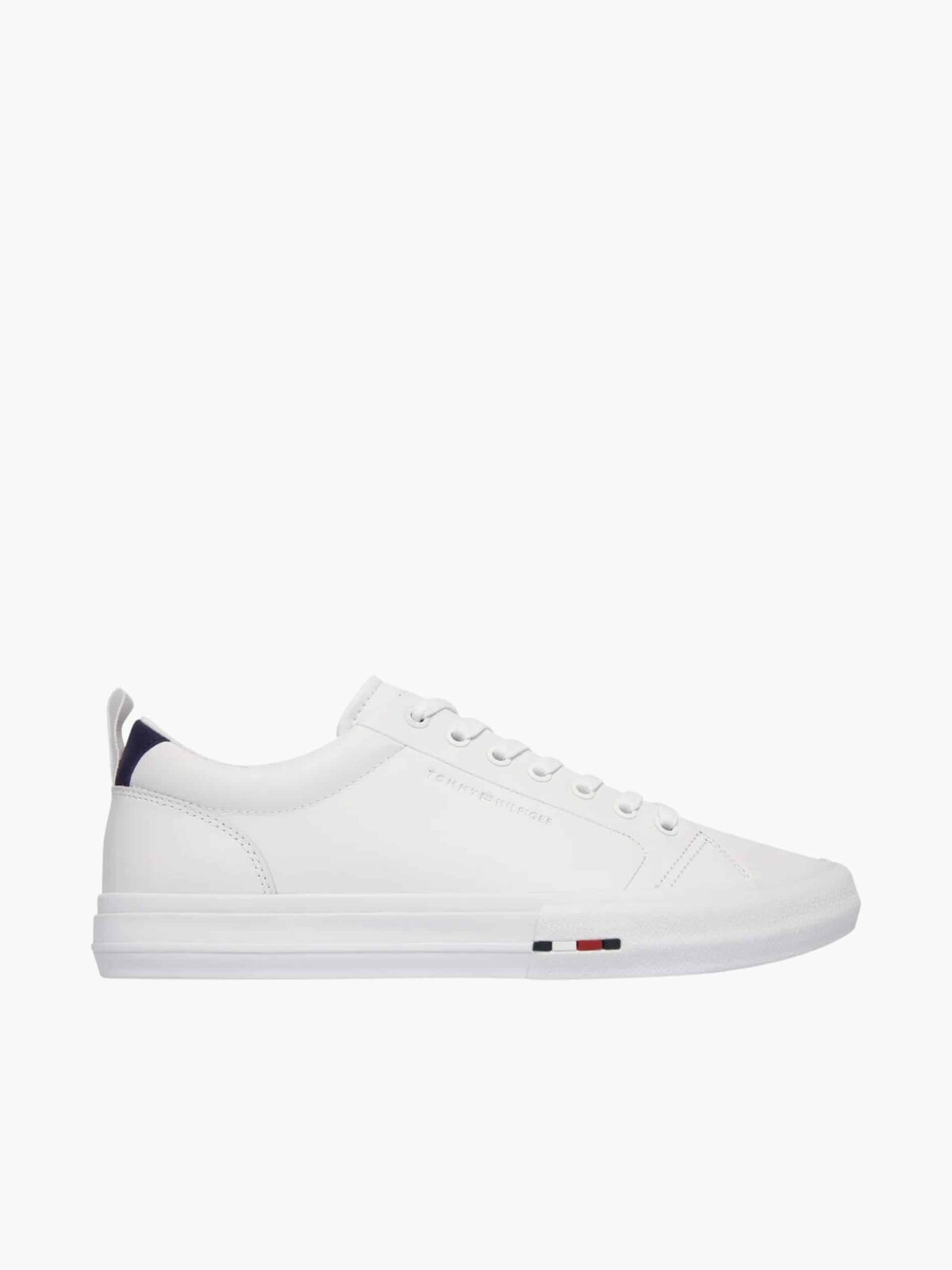 נעלי סניקרס טומי הילפיגר Tommy Hilfiger לנשים בצבע לבן, גזרה נמוכה עם לוגו כיתוב בצד ודגל המותג בעקב למראה אלגנטי.