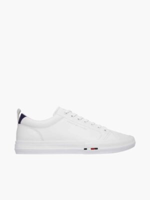 נעלי סניקרס טומי הילפיגר Tommy Hilfiger לנשים בצבע לבן, גזרה נמוכה עם לוגו כיתוב בצד ודגל המותג בעקב למראה אלגנטי.