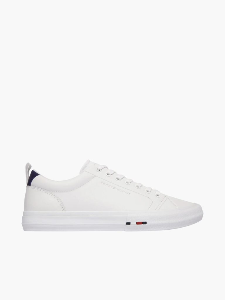 נעלי סניקרס טומי הילפיגר Tommy Hilfiger לנשים בצבע לבן, גזרה נמוכה עם לוגו כיתוב בצד ודגל המותג בעקב למראה אלגנטי.