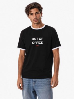 טי שירט הוגו Out Of Office שחורה לגבר עם גימורים לבנים בצוואר ובשרוולים וכיתוב בולט בחזית.
