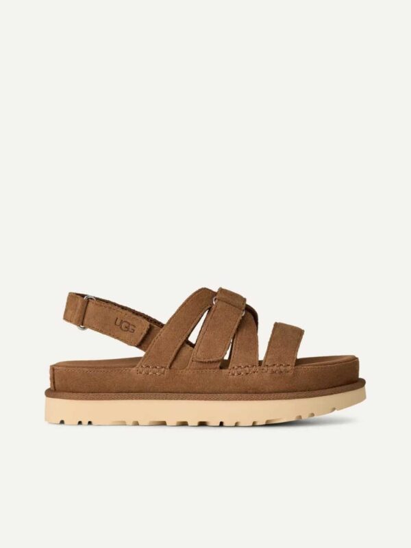 סנדלי פלטפורמה UGG Goldenstar Gleam בגוון חום עם רצועות זמש איכותיות וסוליה נוחה למראה אופנתי.