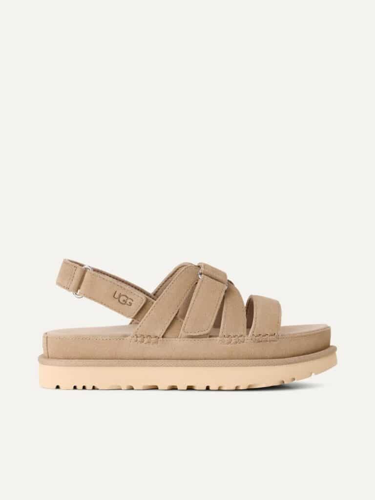 סנדלי פלטפורמה UGG מדגם Goldenstar Gleam בגוון בז' דריפטווד עם רצועות זמש וסוליה ארגונומית למראה קיצי ונוח.