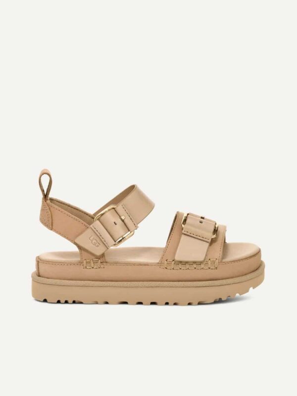 סנדלי UGG לנשים דגם Goldenstar Villa בגוון בז' חול עם רצועות נובוק איכותיות, אבזמים מוזהבים וסוליית פלטפורמה נוחה.