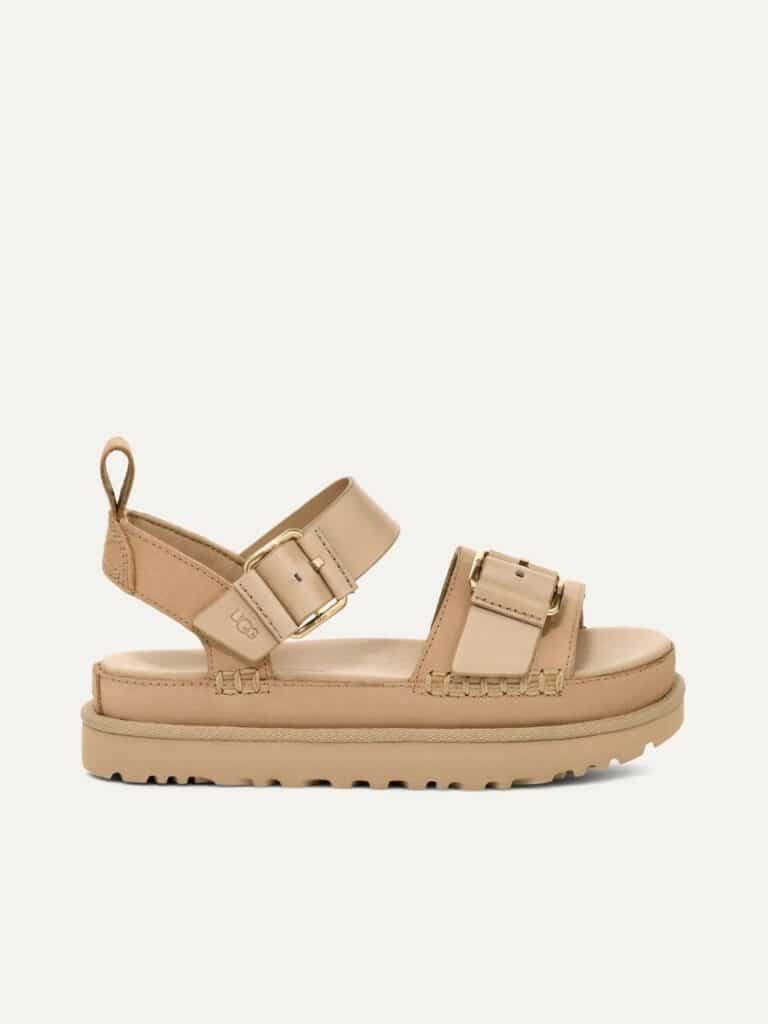 סנדלי UGG לנשים דגם Goldenstar Villa בגוון בז' חול עם רצועות נובוק איכותיות, אבזמים מוזהבים וסוליית פלטפורמה נוחה.