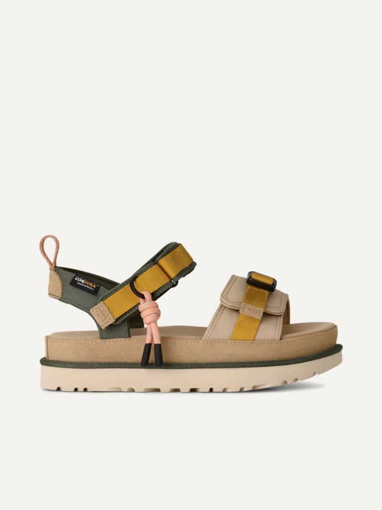סנדלי פלטפורמה של UGG בצבע בז' עם רצועות צהובות ובד קורדורה עמיד.