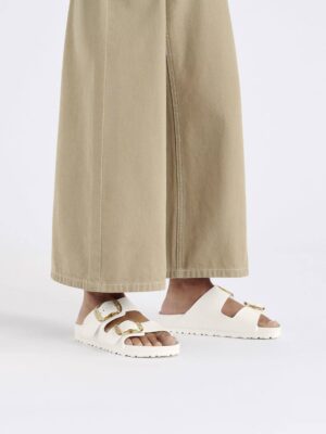 מבט על של כפכפי Birkenstock דגם Arizona Essentials בגוון לבן נקי.