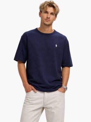 תקריב על הכיתוב Polo Ralph Lauren ולוגו הסוס ברקמה לבנה על גב חולצה כחולה.