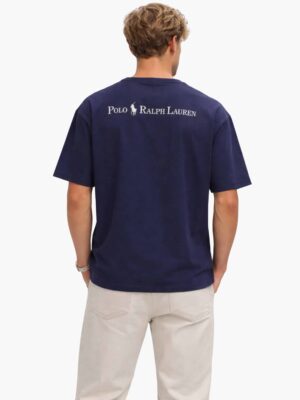 חולצת Polo Ralph Lauren בצבע כחול נייבי במבט מאחור עם רקמה גדולה של לוגו וכיתוב.