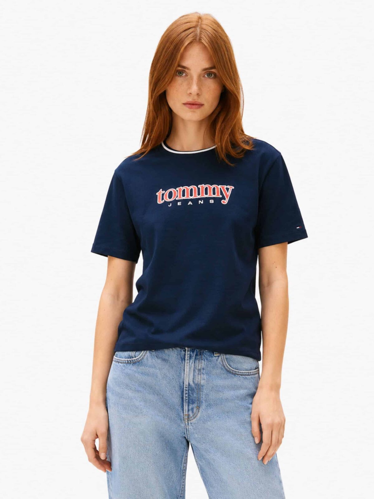 חולצת טי שירט כחולה לנשים מבית טומי ג'ינס Tommy Jeans, גזרת בוקסי רחבה עם כתפיים שמוטות, לוגו אפליקציה בחזית ופס לבן בצווארון.