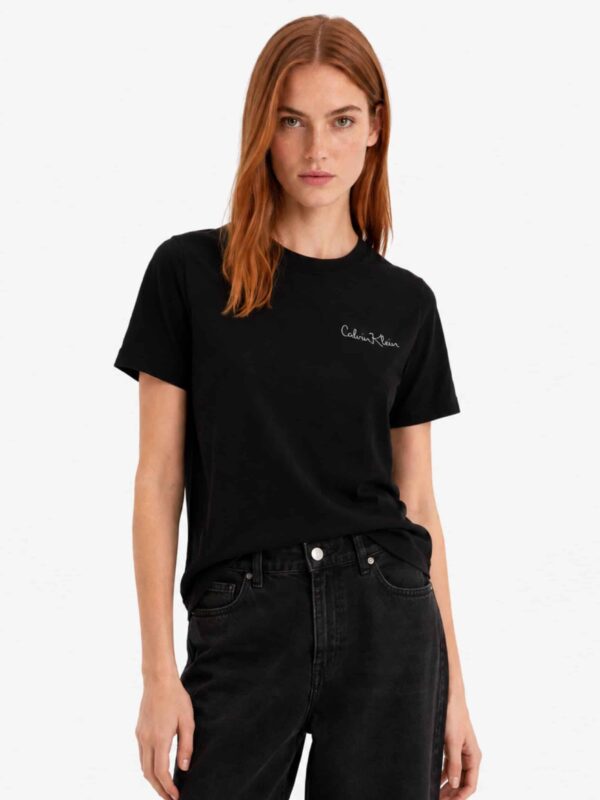 חולצת טי שירט שחורה לנשים מבית קלווין קליין Calvin Klein בגזרה קלאסית, עם לוגו כיתוב לבן עדין בחזית למראה קז'ואל יוקרתי.