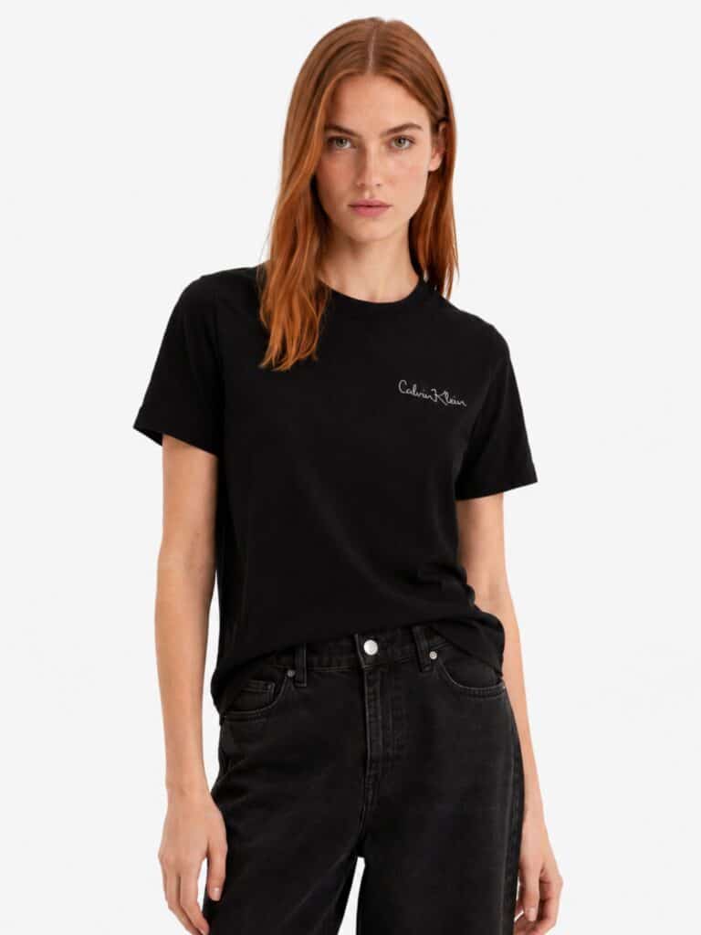 חולצת טי שירט שחורה לנשים מבית קלווין קליין Calvin Klein בגזרה קלאסית, עם לוגו כיתוב לבן עדין בחזית למראה קז'ואל יוקרתי.