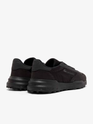נעלי Lacoste שחורות בעיצוב יוקרתי וספורטיבי - מבט מאחור על העקב.